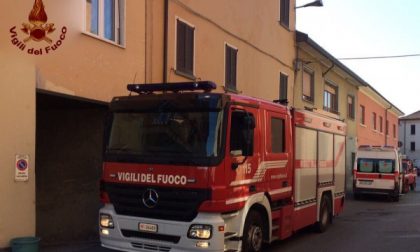 Cade in casa, salvata dai vigili del fuoco