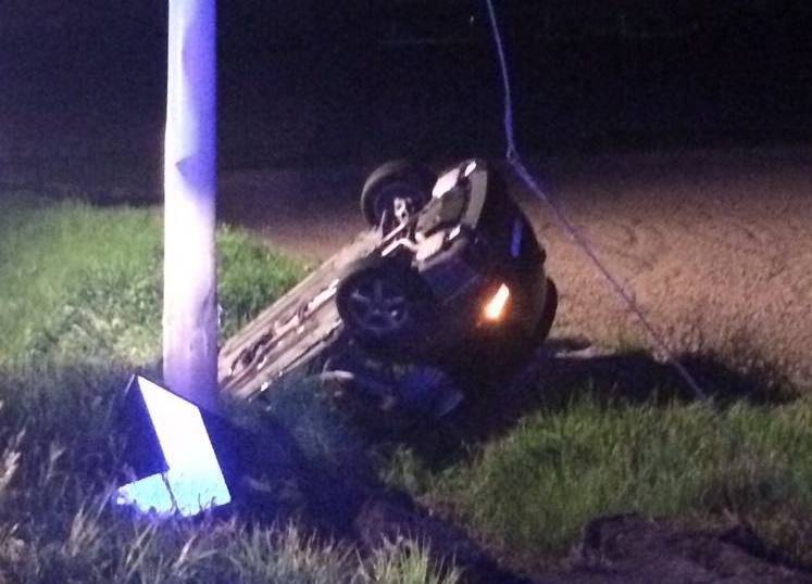 Cameriano: auto esce di strada e si ribalta