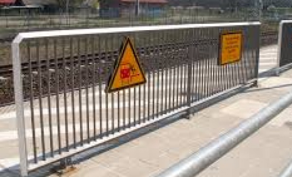 Crolla il muro dell’ex caserma: chiusa via Marsala