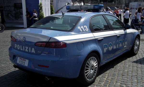 Falsi poliziotti truffano una pensionata