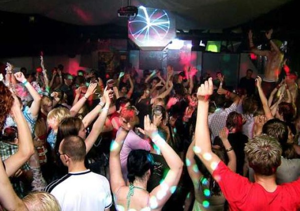 Forzano l’ingresso di una fabbrica: fermato il rave party abusivo