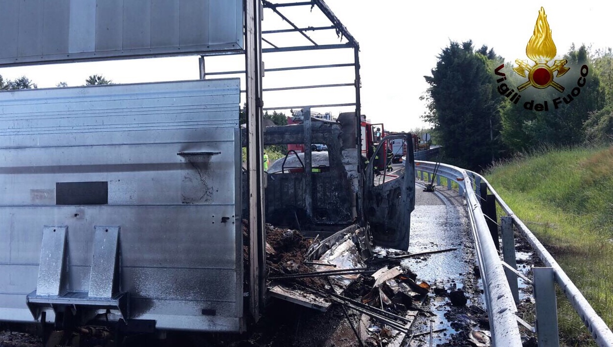Furgone si incendia in corsa: chiusa l’A26