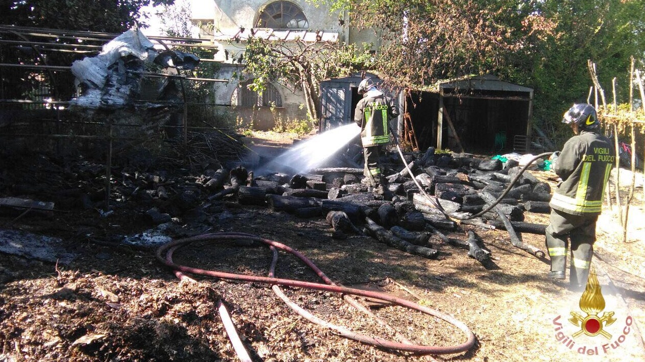 Gattico: legnaia prende fuoco vicino alla chiesa