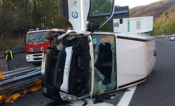 Incidente in A26: non vede l’uscita e si schianta contro il guard-rail