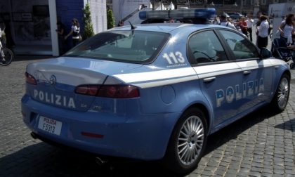 Picchiato dal compagno della madre, lo salva il fratellino