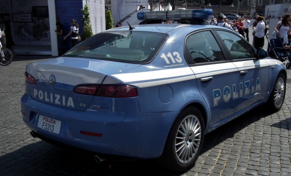 Picchiato dal compagno della madre, lo salva il fratellino