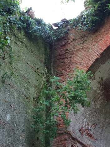 Pombia: auto in bilico sul ponte di via Torre