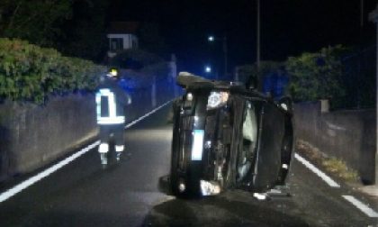 Si ribalta con l'auto: lo estraggono i vigili del fuoco