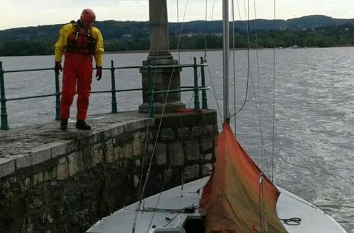 Si rompono gli ormeggi: barca fuori controllo