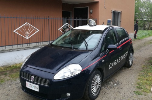 Uccide la moglie a coltellate, poi si suicida
