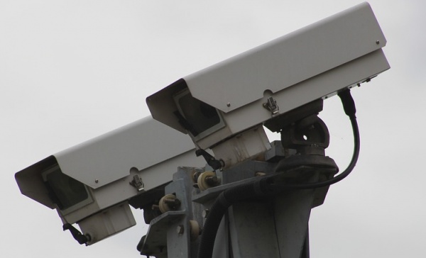 Vicina molesta getta escrementi sul balcone