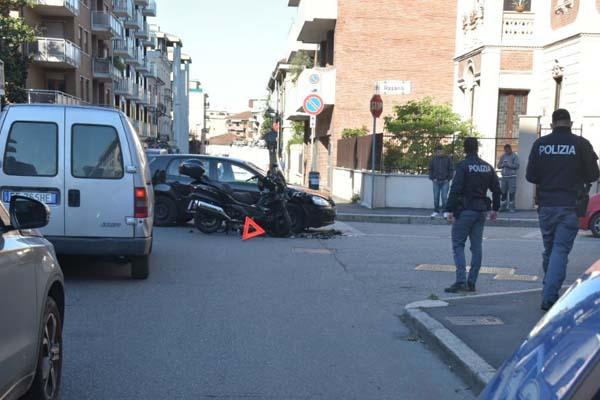 Auto contro scooter in viale Roma