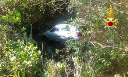 Auto in un canale: recuperata dai Vigili del fuoco