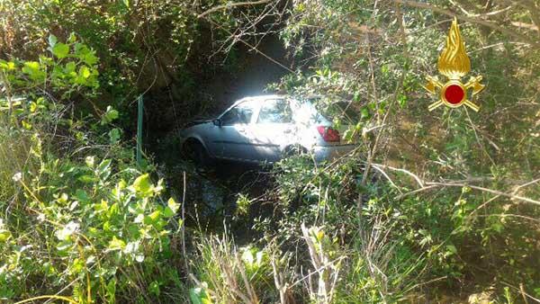 Auto in un canale: recuperata dai Vigili del fuoco
