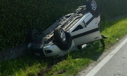 Auto si ribalta tra Suno e Vaprio