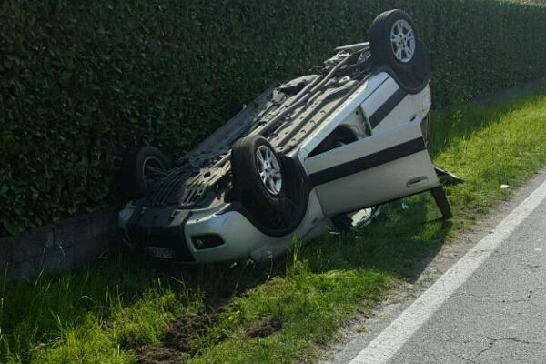 Auto si ribalta tra Suno e Vaprio