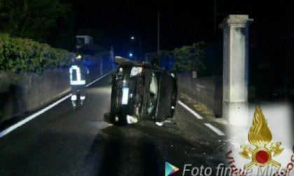 Auto si rovescia sulla carreggiata