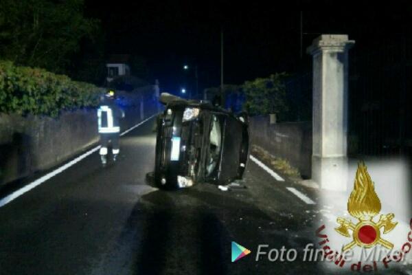 Auto si rovescia sulla carreggiata