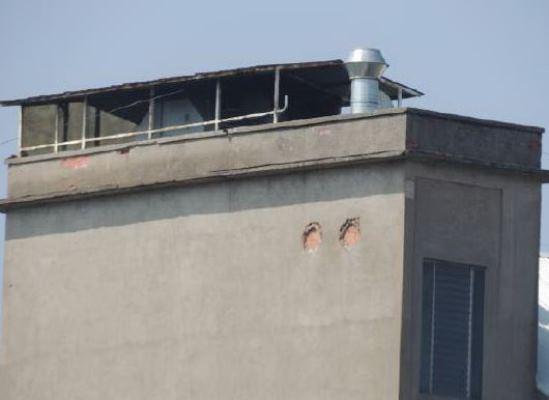 Calcinacci volano sulle auto: ferita a una mano una ragazza