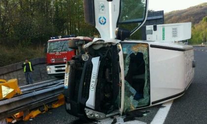 Camionista novarese si ribalta in A26 a Baveno