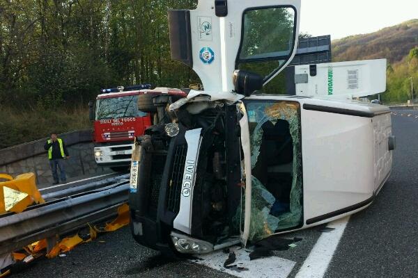 Camionista novarese si ribalta in A26 a Baveno