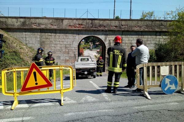 Chiusa strada a Borgo Ticino per caduta di alcuni calcinacci