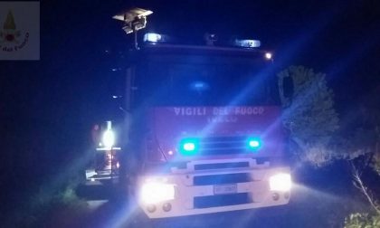 Fiamme a bordo strada a Romentino