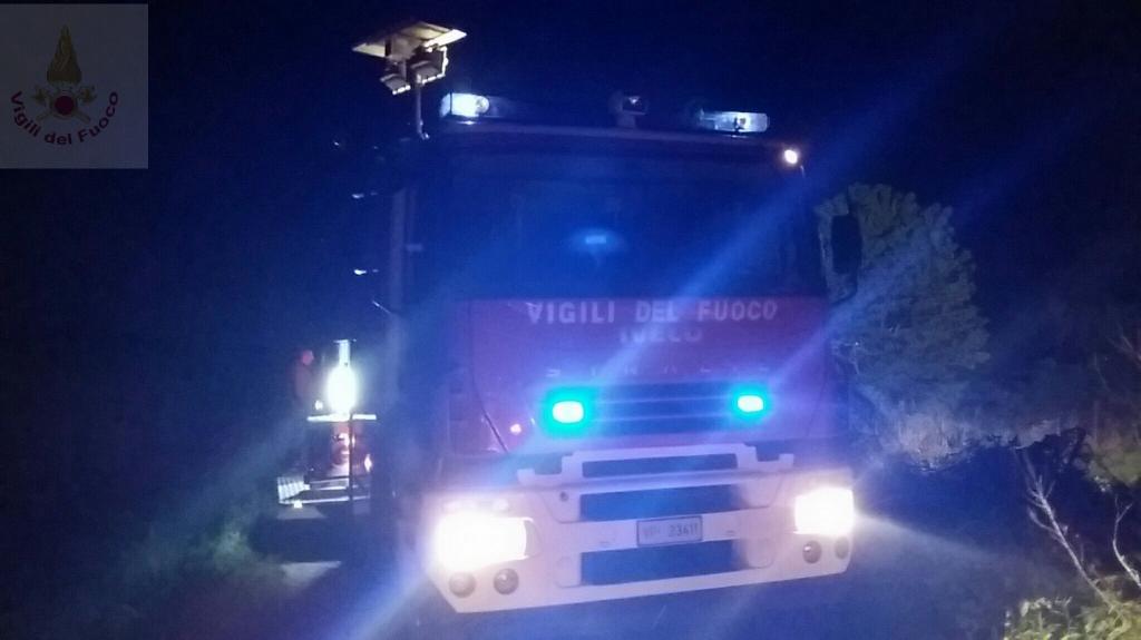 Fiamme a bordo strada a Romentino