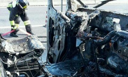 Furgone in fiamme in A26