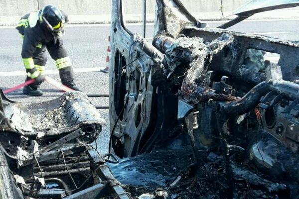 Furgone in fiamme in A26