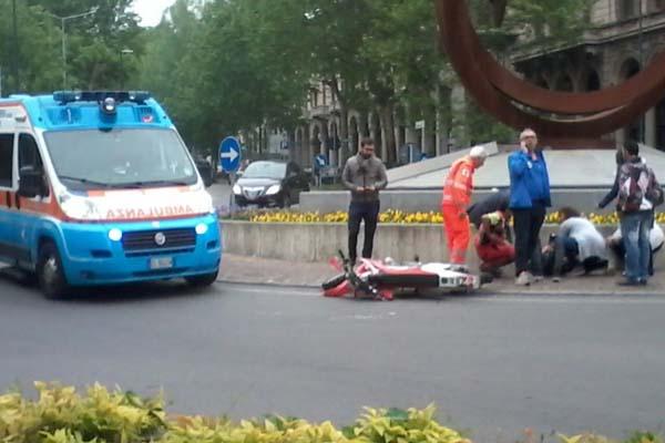 Incidente alla rotonda di via Andrea Costa