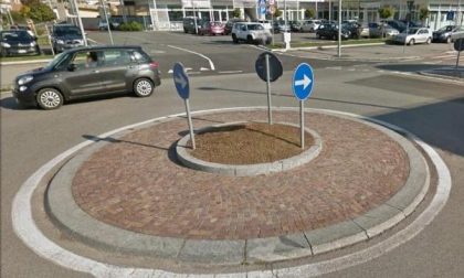 Incidente alla rotonda fra i supermercati