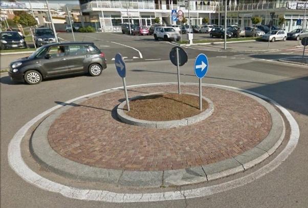 Incidente alla rotonda fra i supermercati