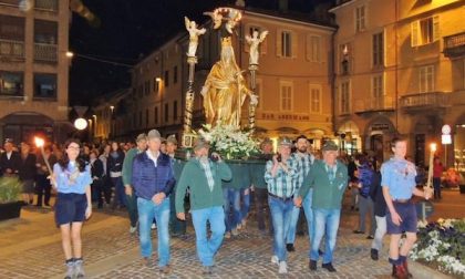 Partecipata processione del Venerdì Santo a Borgomanero (FOTOGALLERY)