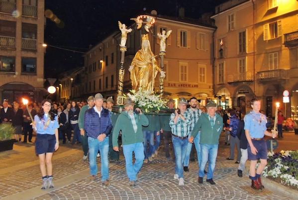 Partecipata processione del Venerdì Santo a Borgomanero (FOTOGALLERY)