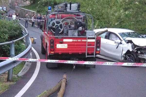 Pombia: ponte di via Castello danneggiato da un’auto