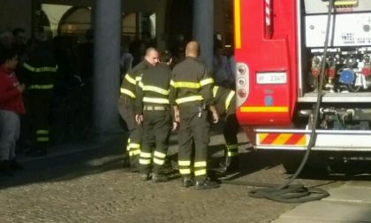 Principio d’incendio da un tombino in piazza Duomo, intervengono i Vigili del fuoco