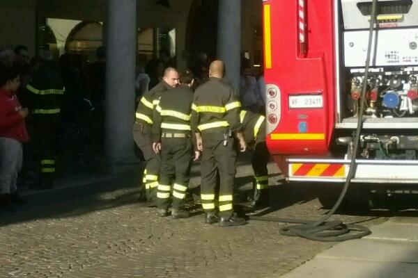 Principio d’incendio da un tombino in piazza Duomo, intervengono i Vigili del fuoco