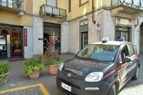 Rubato materiale da lavoro e contanti in un negozio