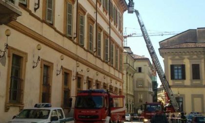 Vigili del fuoco a Palazzo Natta per alcune tegole cadute