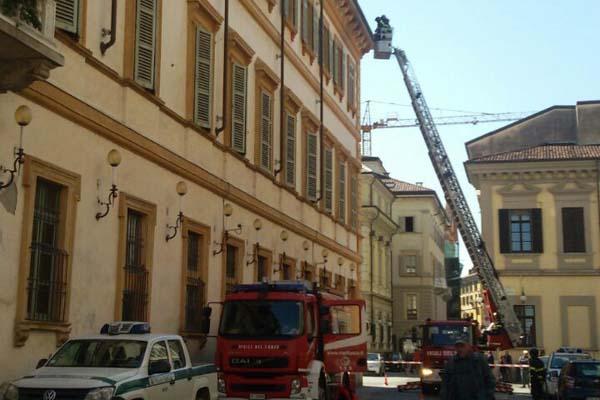 Vigili del fuoco a Palazzo Natta per alcune tegole cadute