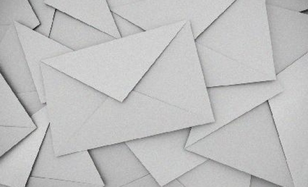 90 lettere della Tari gettate nei campi ai margini di Novara