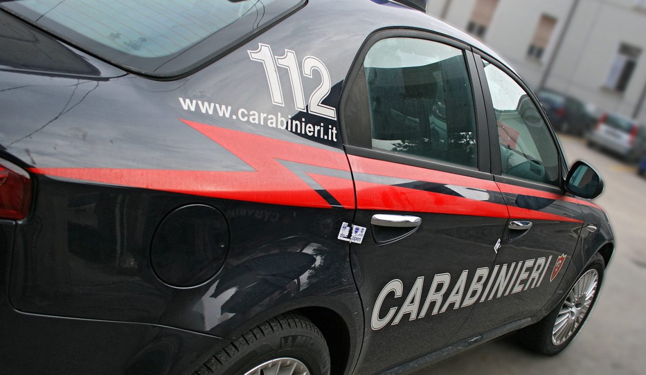 Accoltella i due fratelli: arrestato dai carabinieri
