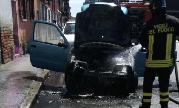 Auto divorata dalle fiamme