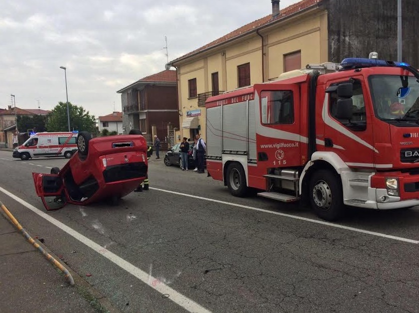 Auto si ribalta: una persona resta incastrata all’interno