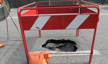 Buca si apre sulla provinciale a Gattico