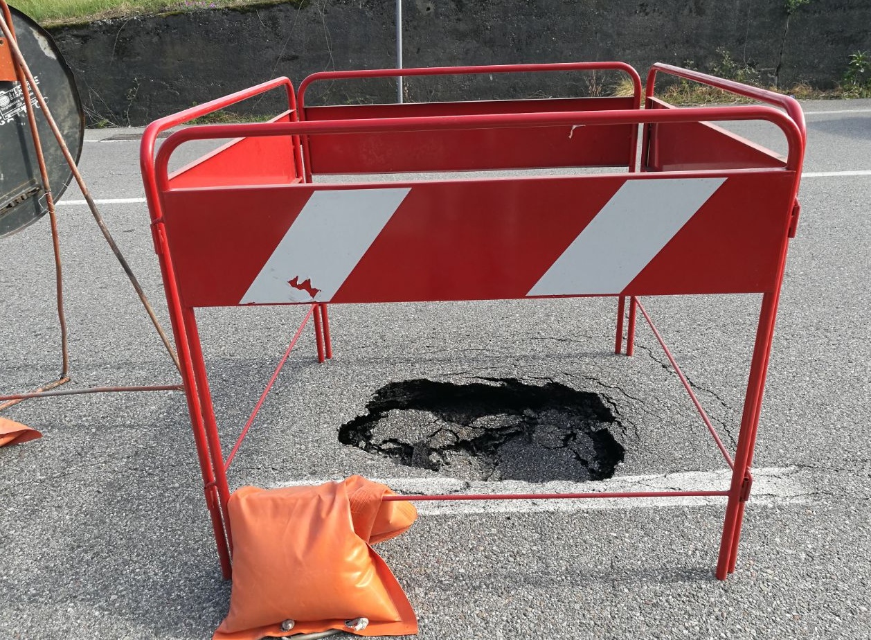 Buca si apre sulla provinciale a Gattico