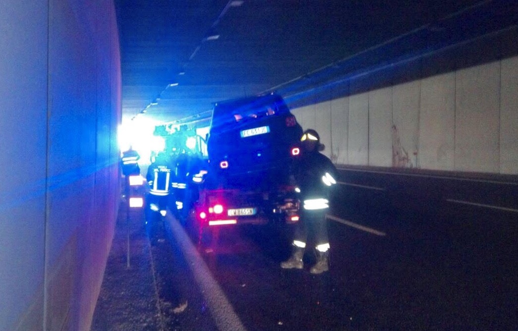 Castelletto Ticino: incidente stradale in galleria