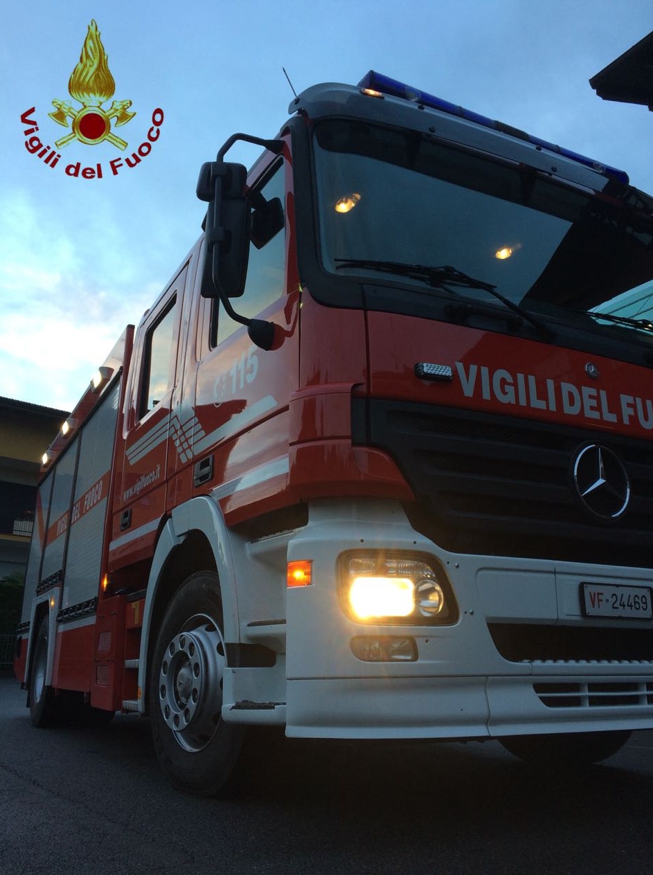 Castelletto: auto si ribalta