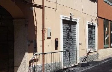 Castelletto: camion si porta via un balcone